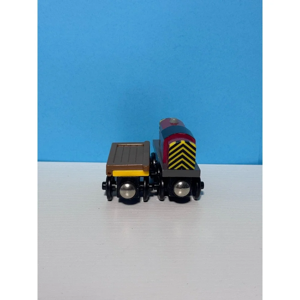 Thomas Wooden Railway Salty the Dockside Diesel Engine and Flatbed Cargo Car